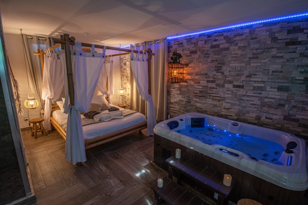 Ambiance du Ô Cocon Spa, love room avec spa privatif intérieur